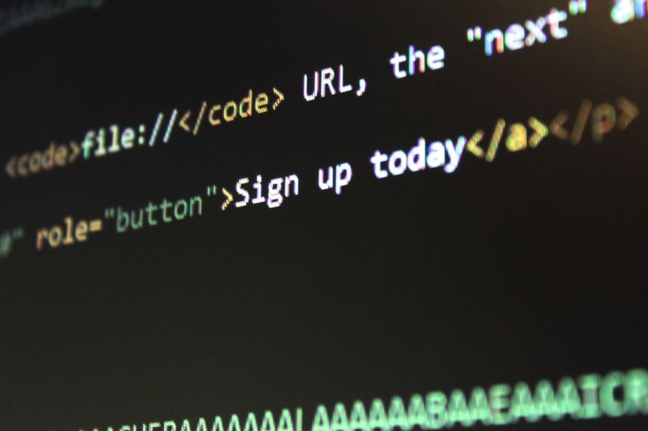 Visão detalhada de código HTML e CSS na tela de um computador, conceito de programação.