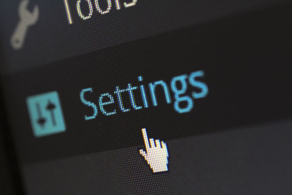 Equipe de profissionais analisando métricas e documentos de agência web em ambiente corporativo